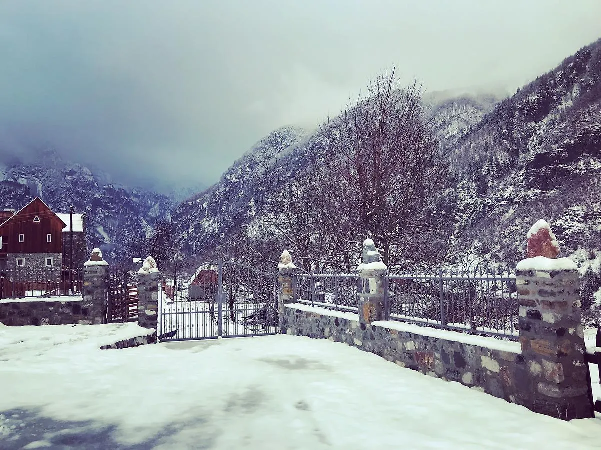 Bujtina Polia Villa Theth Albanien